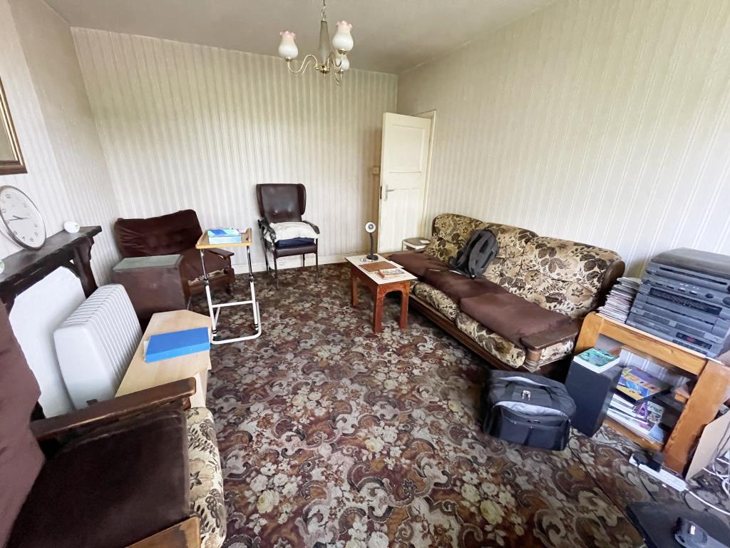 Lot: 38 - FLAT IN NEED OF MODERNISATION AND IMPROVEMENT - Inside image of living room
